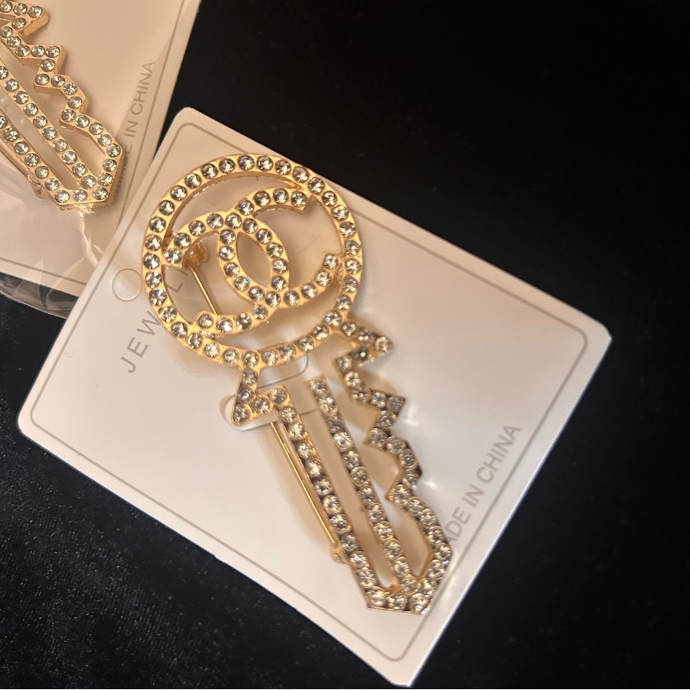 Elegant key rhinestone brooch